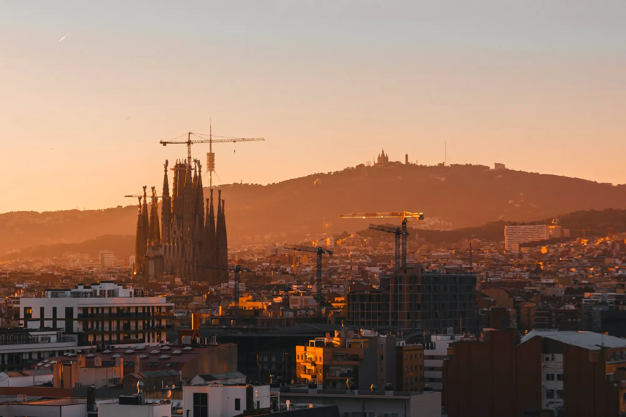 La Sagrada Família et les toits de Barcelone au coucher du soleil
